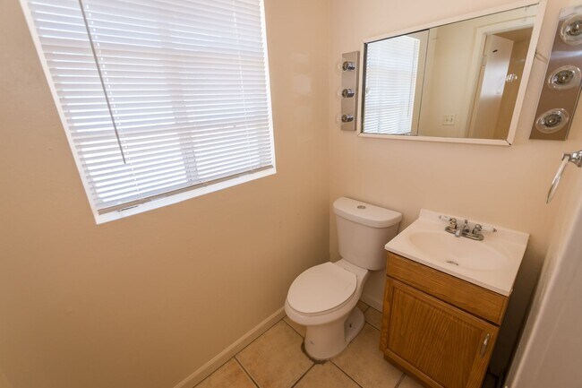 Building Photo - 4 Bedroom, 1½ Bath Home with Central A/C, ...