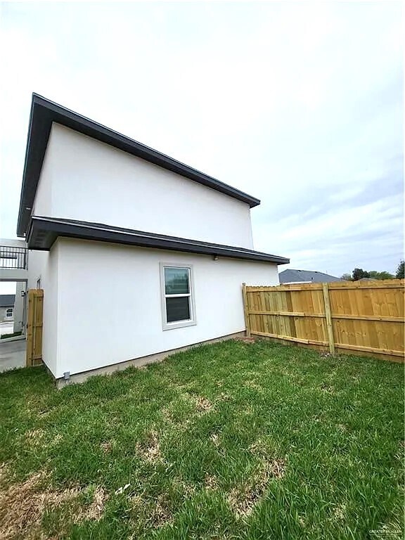 Building Photo - 3704 N Robin Ave