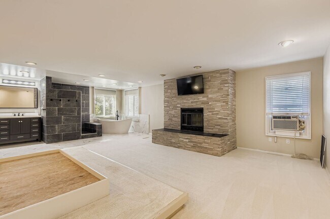 Building Photo - Evolve Real Estate: Charming 3 Beds/2 Bath...