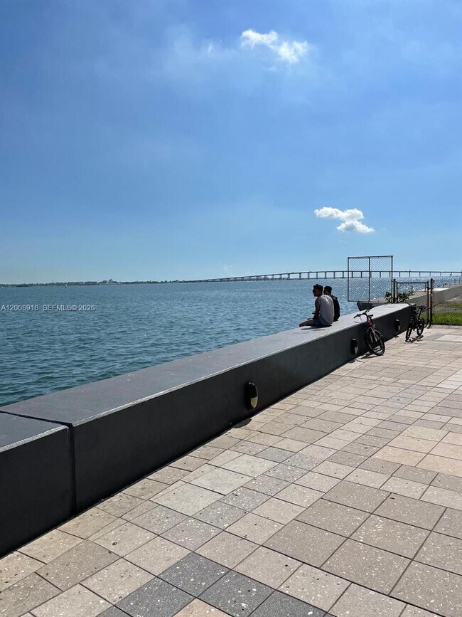 Building Photo - 1155 Brickell Bay Dr