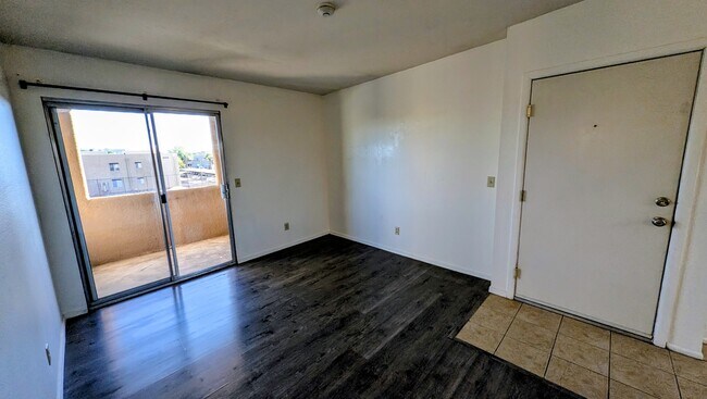 Building Photo - 1810 E Blacklidge Dr