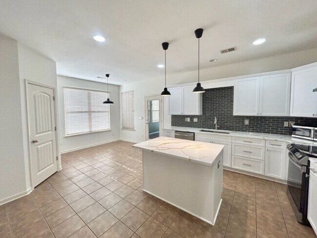 Building Photo - Beautiful 4 Bedroom 3 Bath Home in Lake Forest!