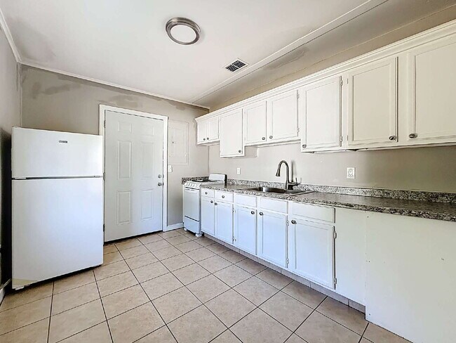 Building Photo - 6377 Lamar Dr