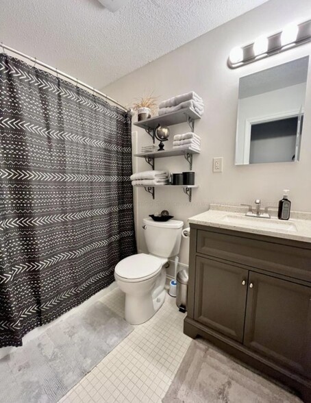 Building Photo - 705 16th Ave