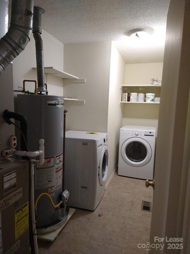 Building Photo - 335 Heather Ct