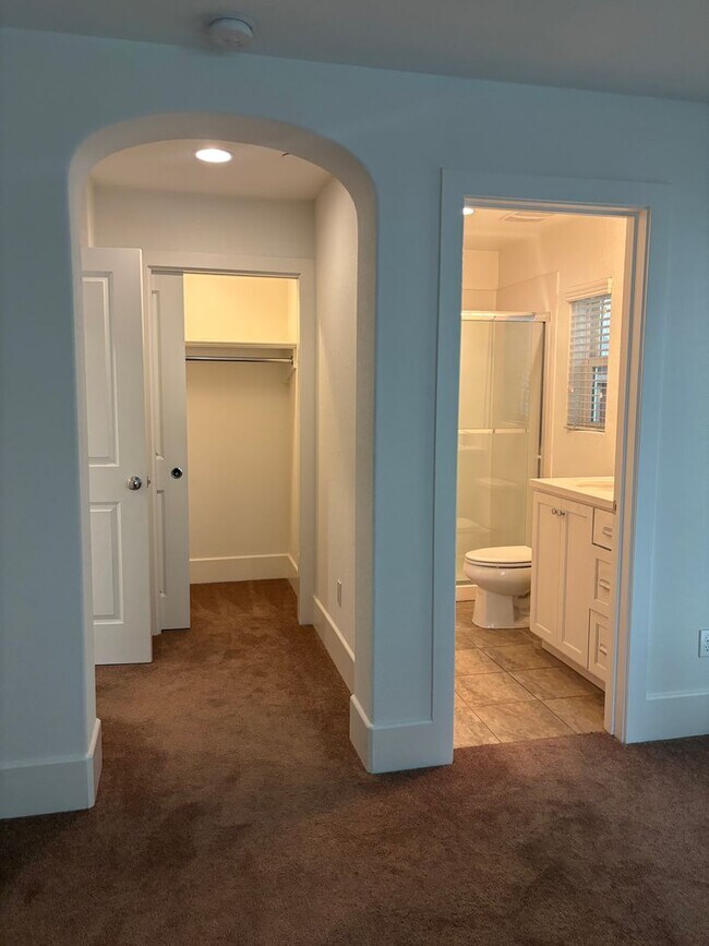 Building Photo - Pet Friendly 4 bed 3.5 bath home *AVAILABL...