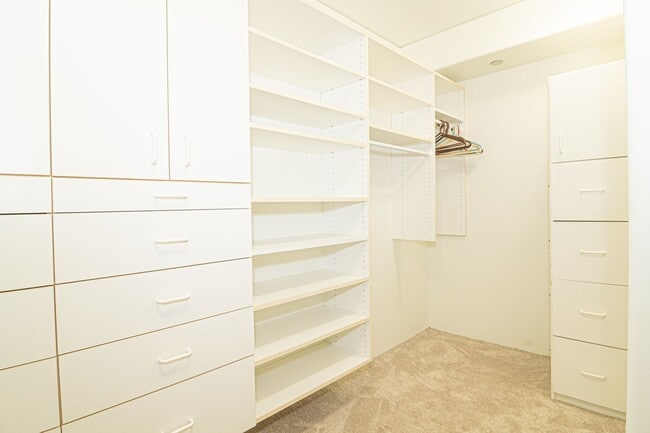 Building Photo - Fully Furnished and Spacious 2 Bedroom 2 Bath - GREAT LOCATION!