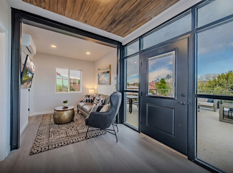 Building Photo - 736 W Rider Dr