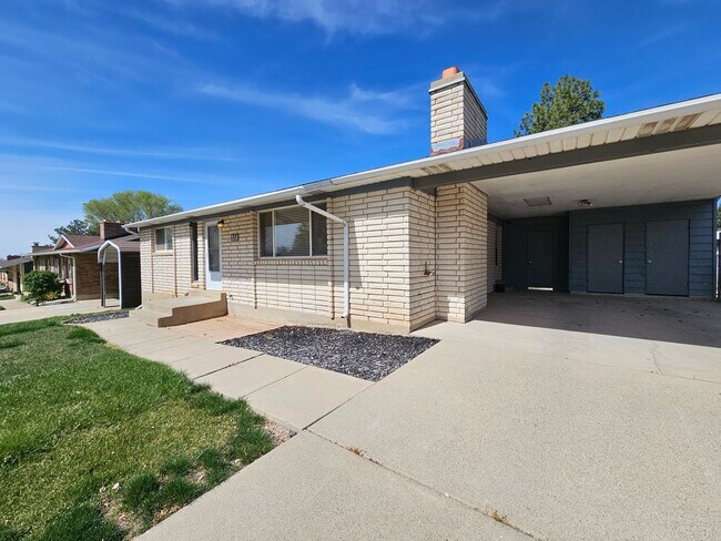 Building Photo - Beautiful 3 Bed/3 Bath Home