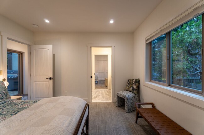 Building Photo - Forest Avenue Hideaway