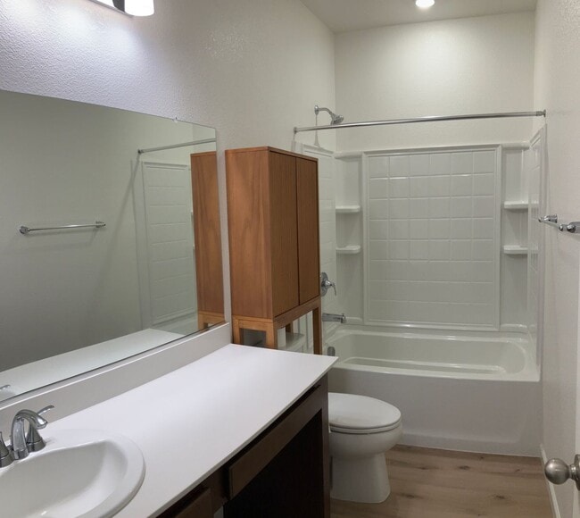 Building Photo - 1977 Apiary Wy