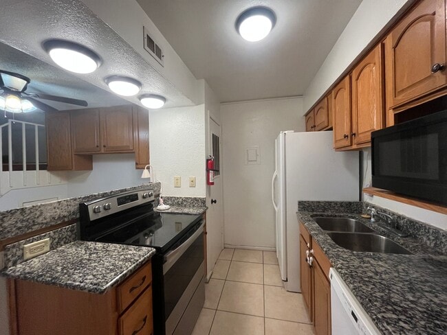 Building Photo - Southside Townhome!!