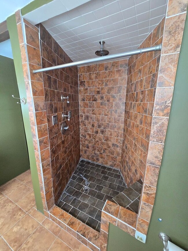 Building Photo - Beautiful 2 Bedroom 1.5 Bathrooms Patterson Park