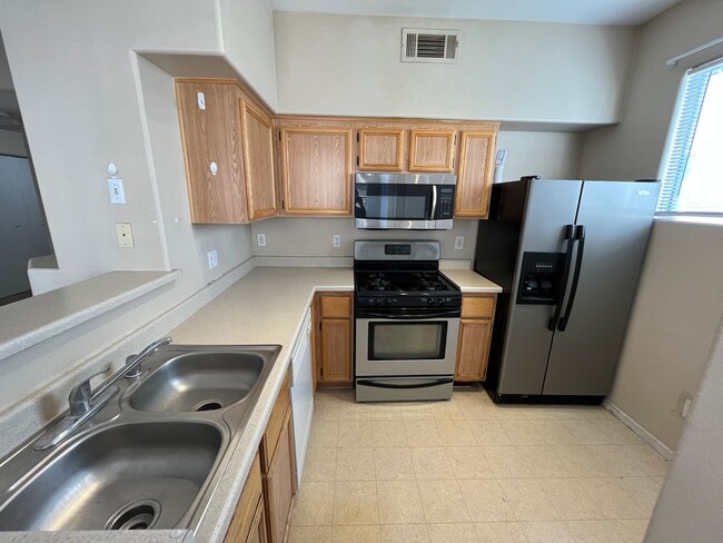 Building Photo - Gated community 2beds/2baths condo in Rhod...