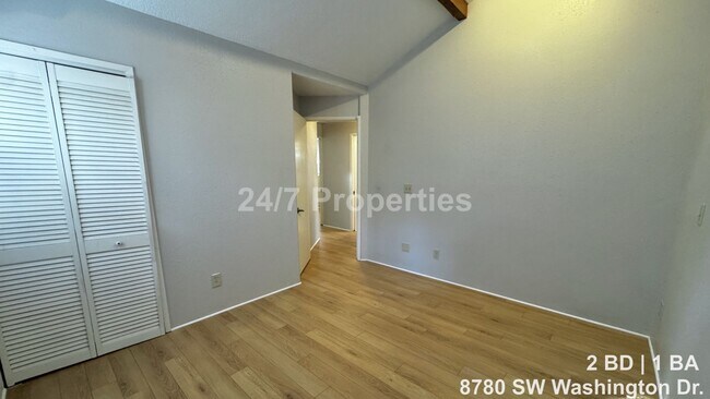 Building Photo - Bright 2 BD | 1 BA Home - A Hidden Gem in Garden Home!