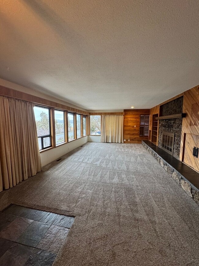 Building Photo - 3 Bdrm, 3 Bath home in Lynnewood with Gourmet Kitchen, 3 miles to Sky Lakes Medical Ctr and OIT