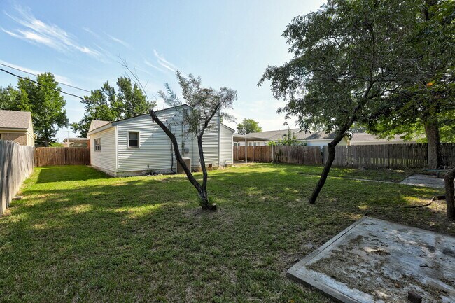 Building Photo - 910 Garver St
