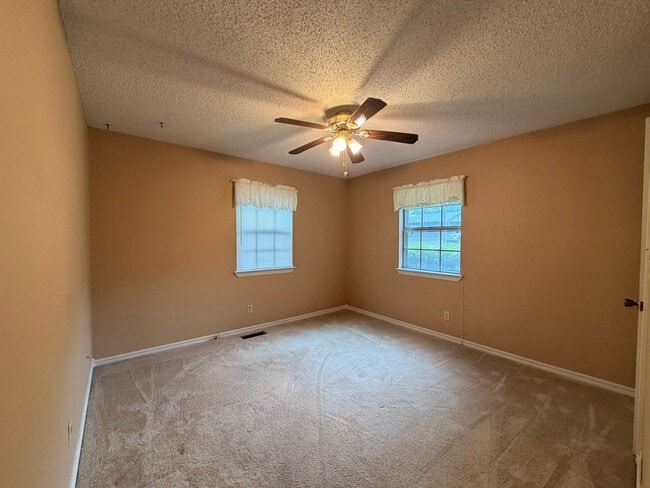 Building Photo - Discover a comfortable 3-bedroom, 2-bath home located on the west side of Russellville, AR.