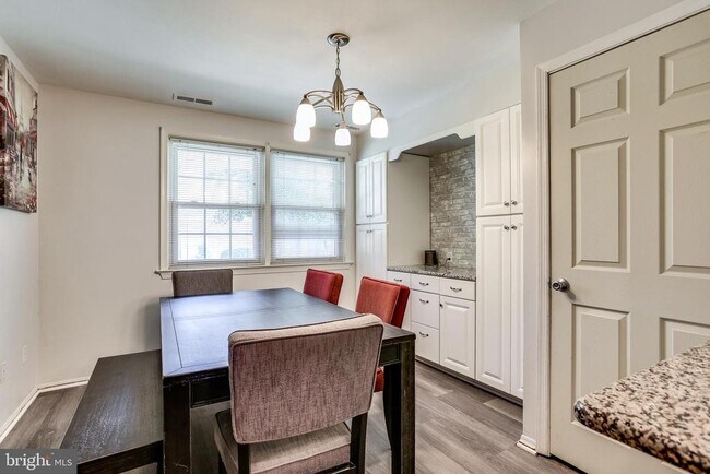 Building Photo - 546 Azalea Dr