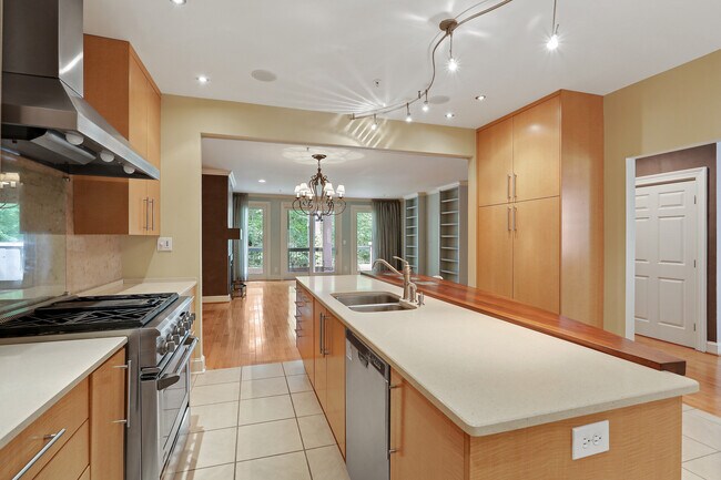 Building Photo - EXQUISITE VININGS/SMYRNA 3B/3.5BA W/ ELEVA...