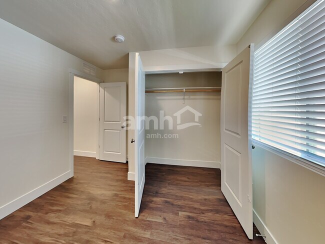 Building Photo - 724 S Retort Ave