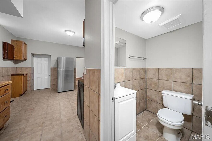 Building Photo - 709 Dammert Ave