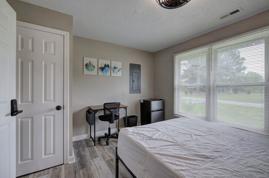 Room 5 - 227 Saint Elmo Cir