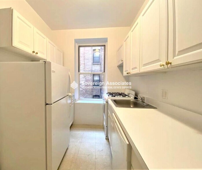 Building Photo - 515 W 111th St