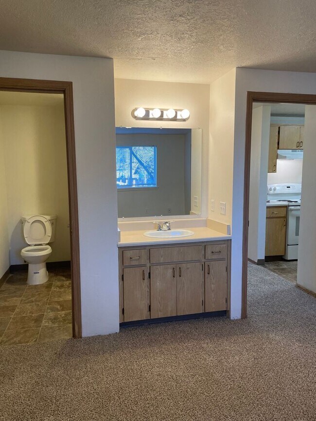 Building Photo - Rent Special: 1/2 Off June's Rent!! Second Floor 3 Bedroom apartment