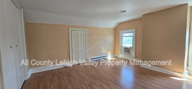 Building Photo - 118 E North St