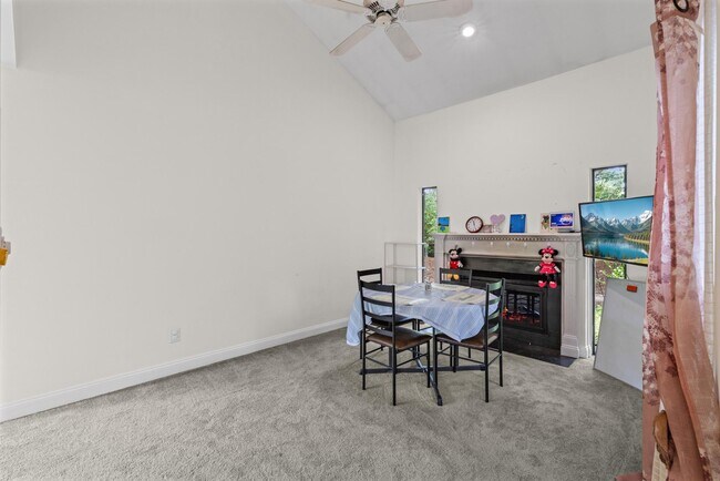 Building Photo - 130 Sayre Dr