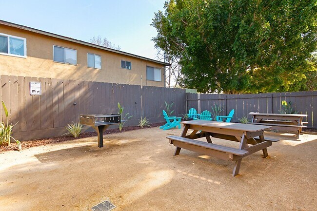 Building Photo - "Coming Soon" Upper floor 1 bedroom in quiet neighborhood with parking, AC - close to San Diego