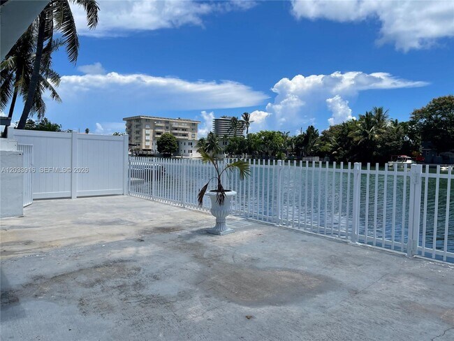 Building Photo - 8205 Crespi Blvd