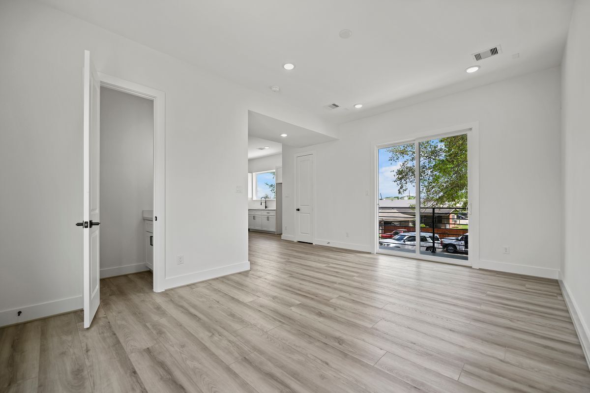 Building Photo - 870 W Little York Rd