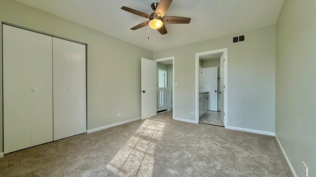 Building Photo - 10 Rugby Ct