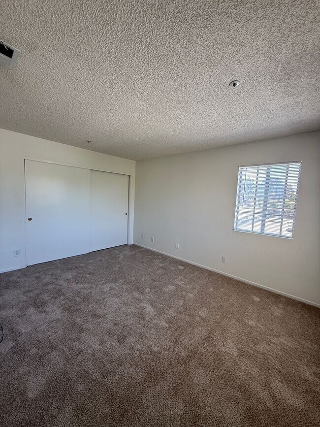 Building Photo - Centrally Located Las Palmas Upstairs Cond...
