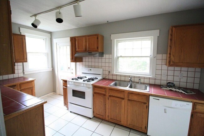 Building Photo - 142 E Northwood Ave