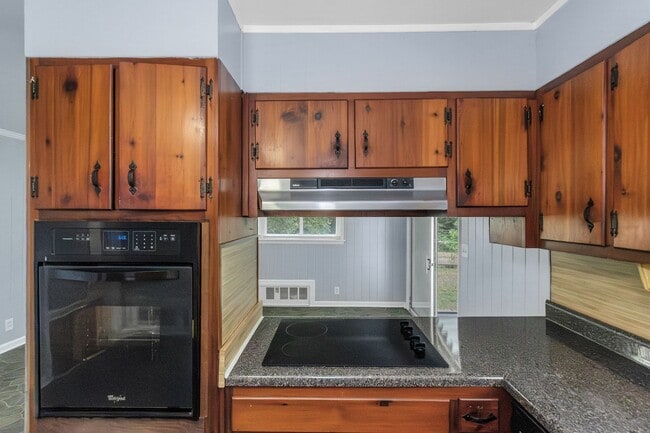 Building Photo - Your new home Awaits!