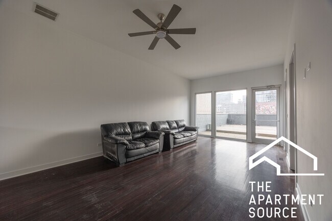 Building Photo - 1002 W Lake St