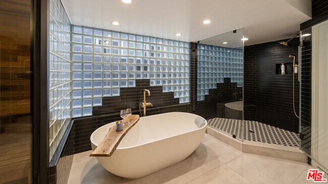 Building Photo - 131 Mast Mall