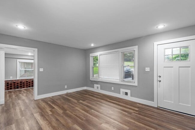 Building Photo - 1699 Flintwood Dr SE