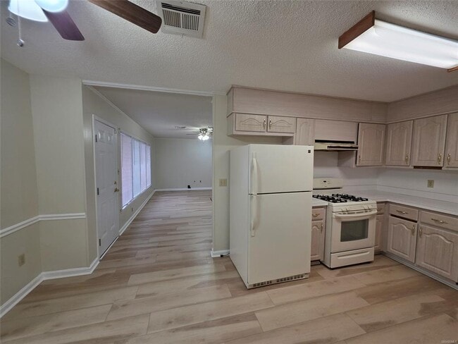 Building Photo - 4254 Lawnwood Dr