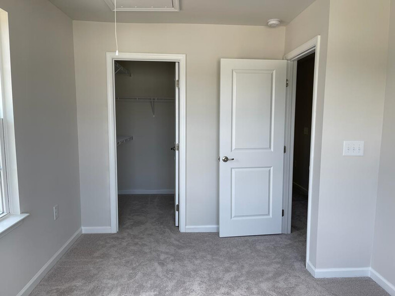 Building Photo - Room in Duplex on Romeria Dr