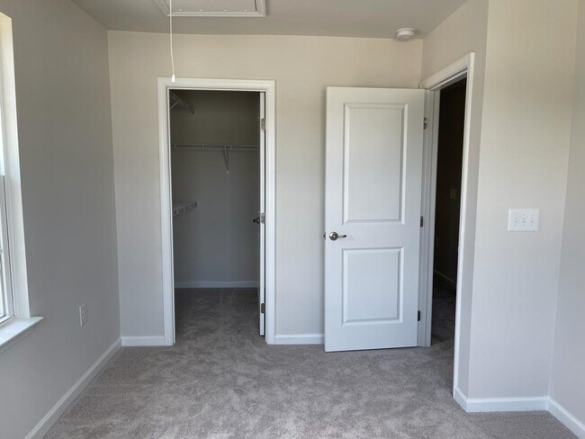 Building Photo - Room in Duplex on Romeria Dr