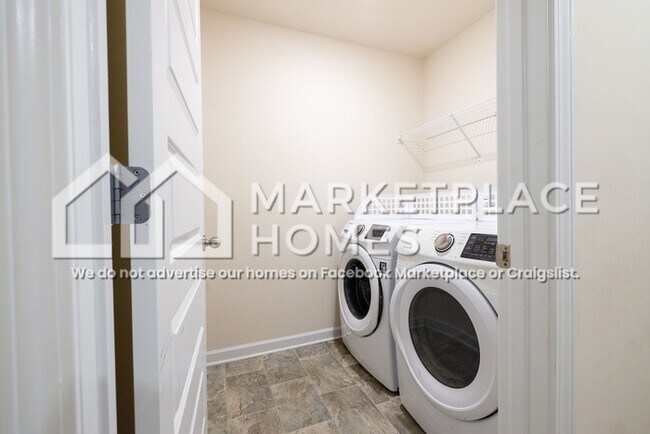 Building Photo - 559 Post Oak Ln