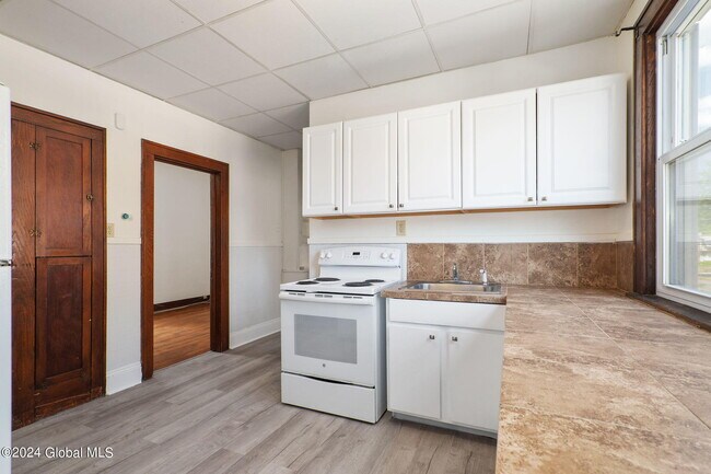Building Photo - 52 Forest Ave