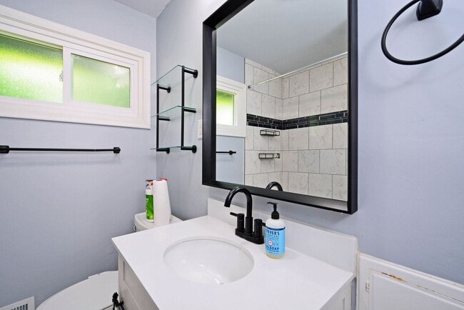 Building Photo - Clean & Updated One-Level Living in Robbin...
