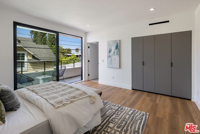 Building Photo - 1247 1/2 W Bellevue Ave