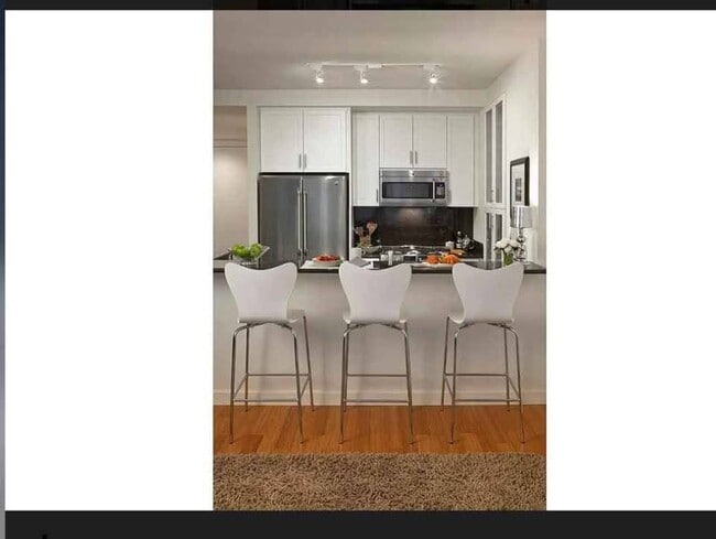 Building Photo - 320 W 38th St