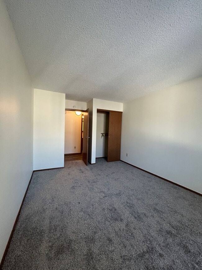 Building Photo - 2 Bed, 2 Bath 4-plex unit in Fargo!